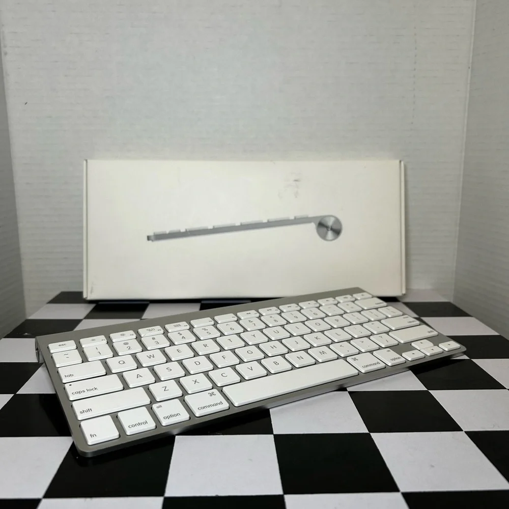 Sleek Apple Wireless White Keyboard - A1314 - NEW IN BOX